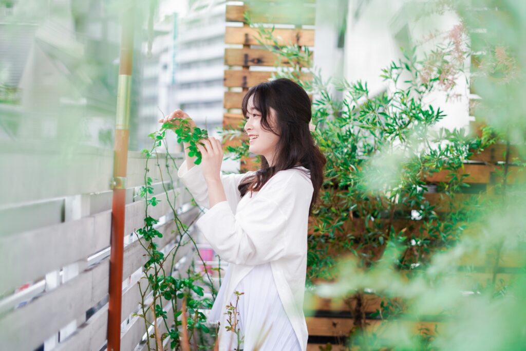 ポイントは適応力が高い植物を選ぶことなんですよ。
というのも、直射日光や風雨に強く、乾燥や寒暖差に耐えられるからなんです。
たとえば、屋外環境では自然光をたっぷり受けられるので、室内では育ちにくい品種でも元気に育ちます。
